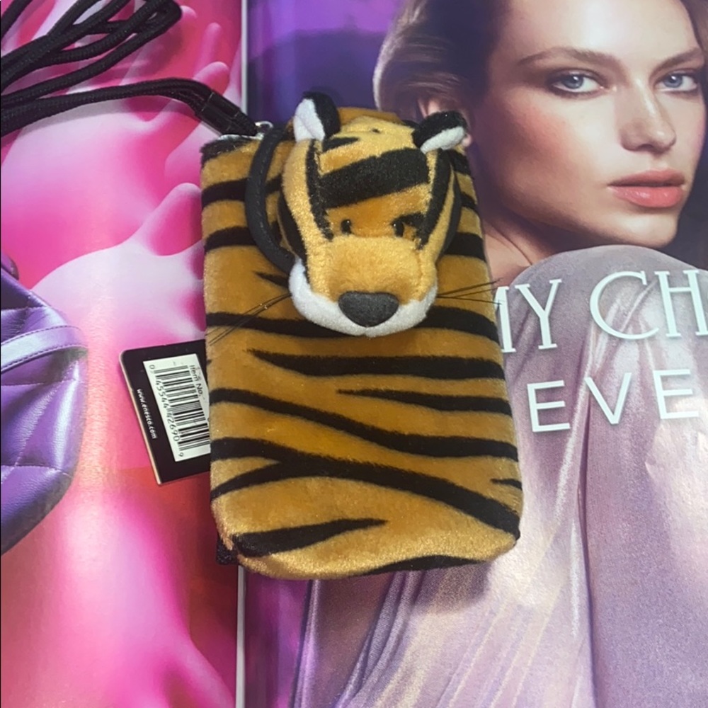 SOLD 🎀Nici phone and key holder